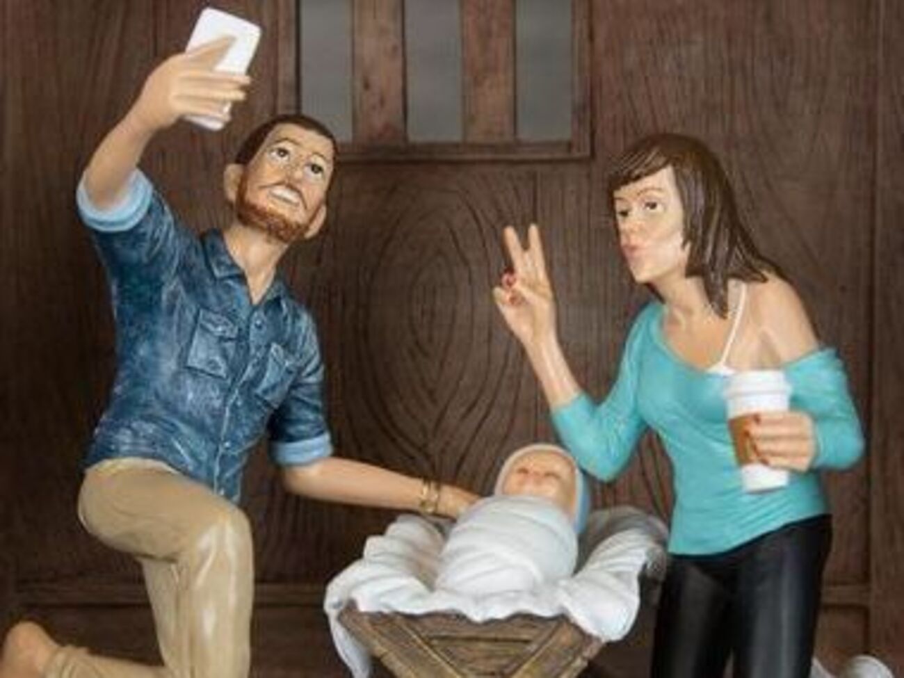 В модернизированном вертепе Иосиф делает селфи со своей семьей