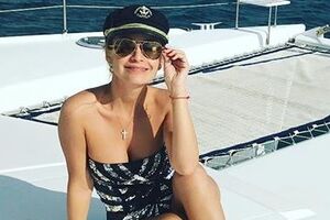 Орлова позирует в купальнике на яхте