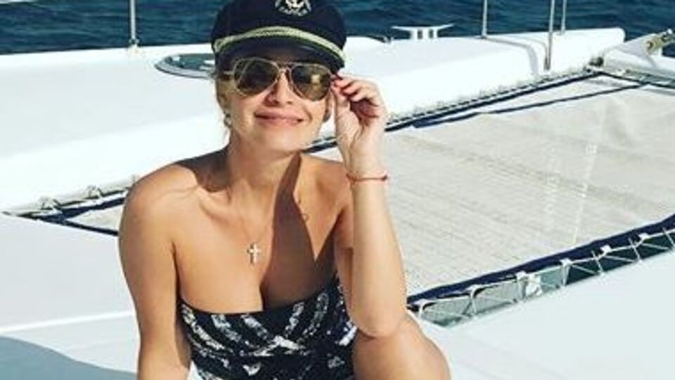 Орлова позирует в купальнике на яхте