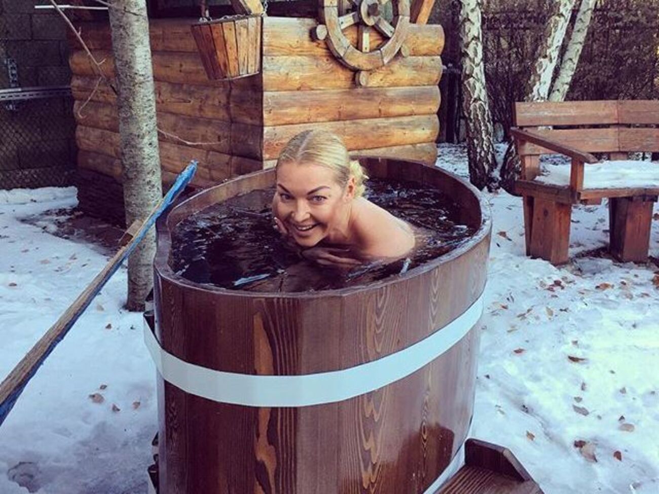Волочкова:&nbsp;А купель-то замерзла. Пришлось взять в руки топор... Зимой перед утренним погружением в купель сначала нужно расколоть в ней лед!