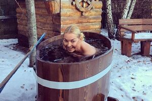 Волочкова: А купель-то замерзла. Пришлось взять в руки топор... Зимой перед утренним погружением в купель сначала нужно расколоть в ней лед!