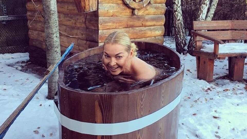 Волочкова: А купель-то замерзла. Пришлось взять в руки топор... Зимой перед утренним погружением в купель сначала нужно расколоть в ней лед!