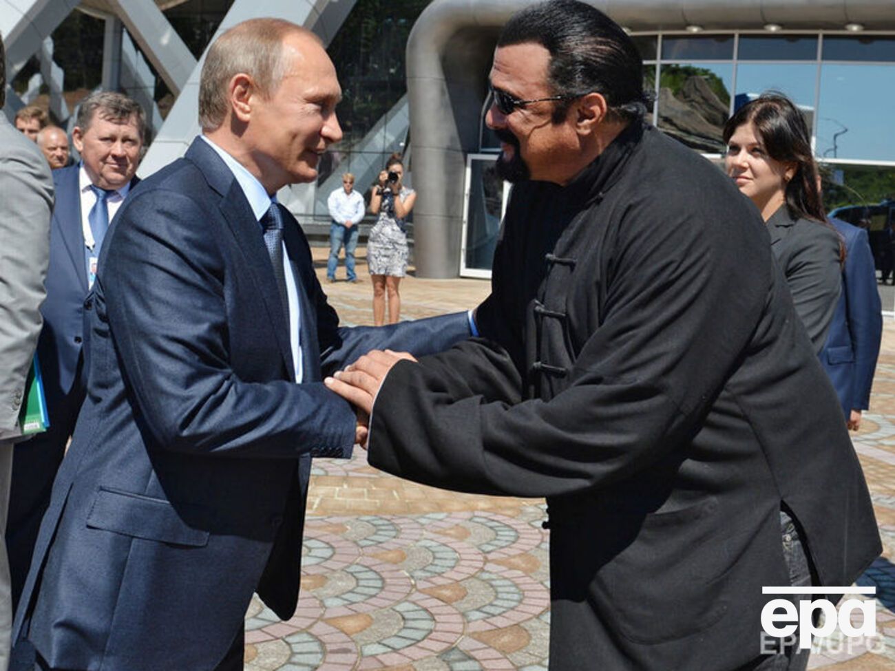 Сигал известен тем, что поддерживает политику России