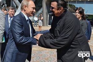 Сигал известен тем, что поддерживает политику России