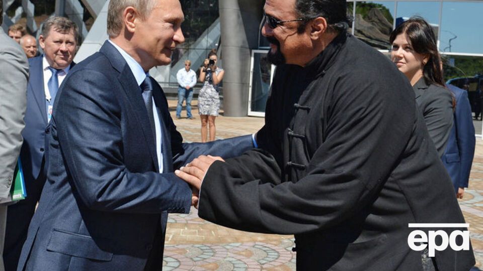 Сигал известен тем, что поддерживает политику России