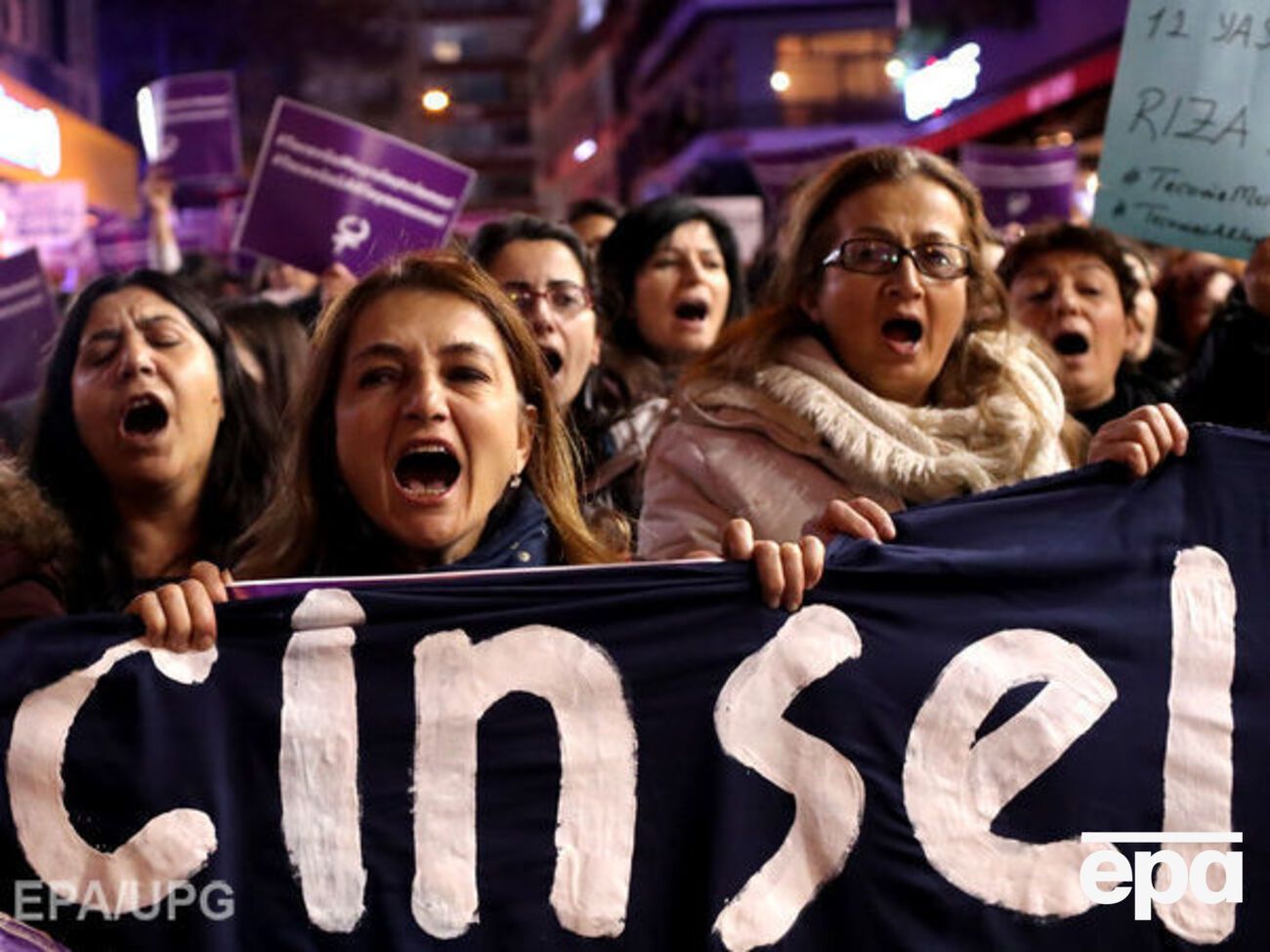 На митинги против скандального законопроекта вышли турецкие женщины