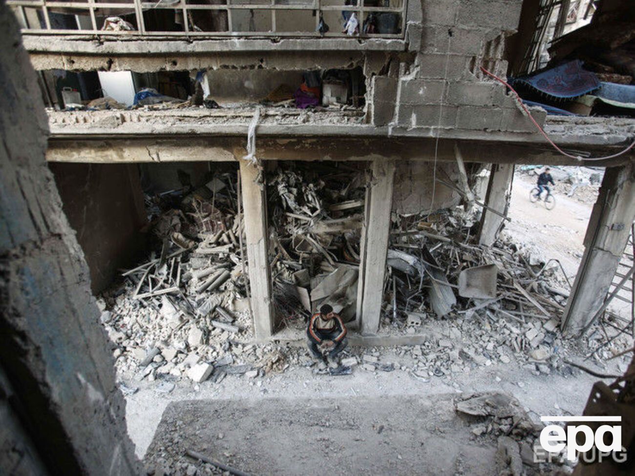 По данным Reuters, Россия в обход санкций поставляет топливо для авиации, бомбящей Сирию