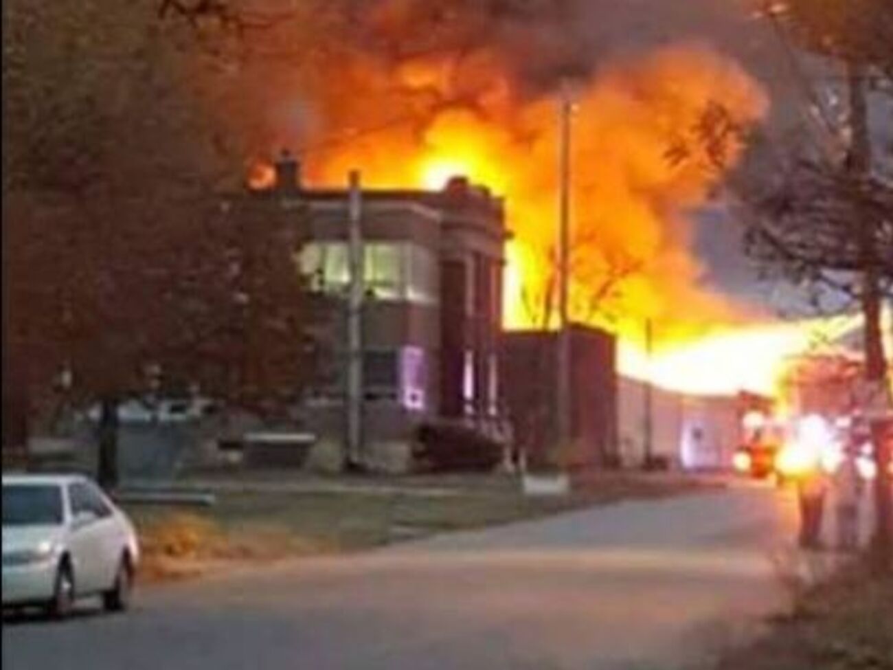 Пожар на заводе тушили в течение нескольких часов