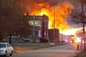 Пожар на заводе тушили в течение нескольких часов