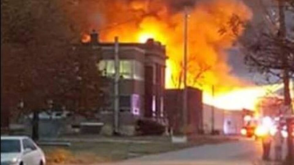 Пожар на заводе тушили в течение нескольких часов