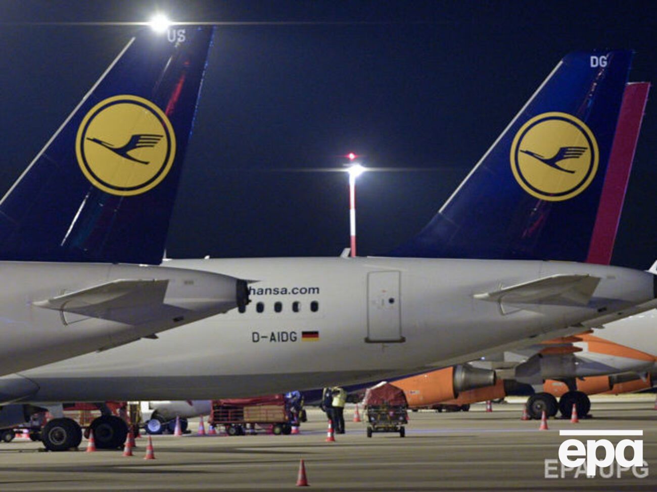 По словам Дыхне, Lufthansa будет стараться как можно скорее договориться со своим персоналом, так как несет убытки из-за забастовки