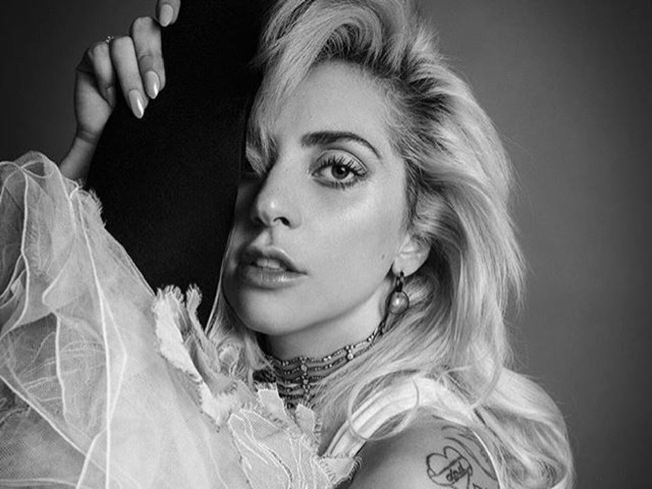 Леди Гага не сдержала слез в окружении фанатов