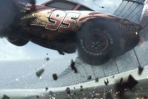 Молния Маккуин попадет в аварию