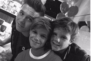 Круз (на фото справа) записал кавер-версию песни Бибера