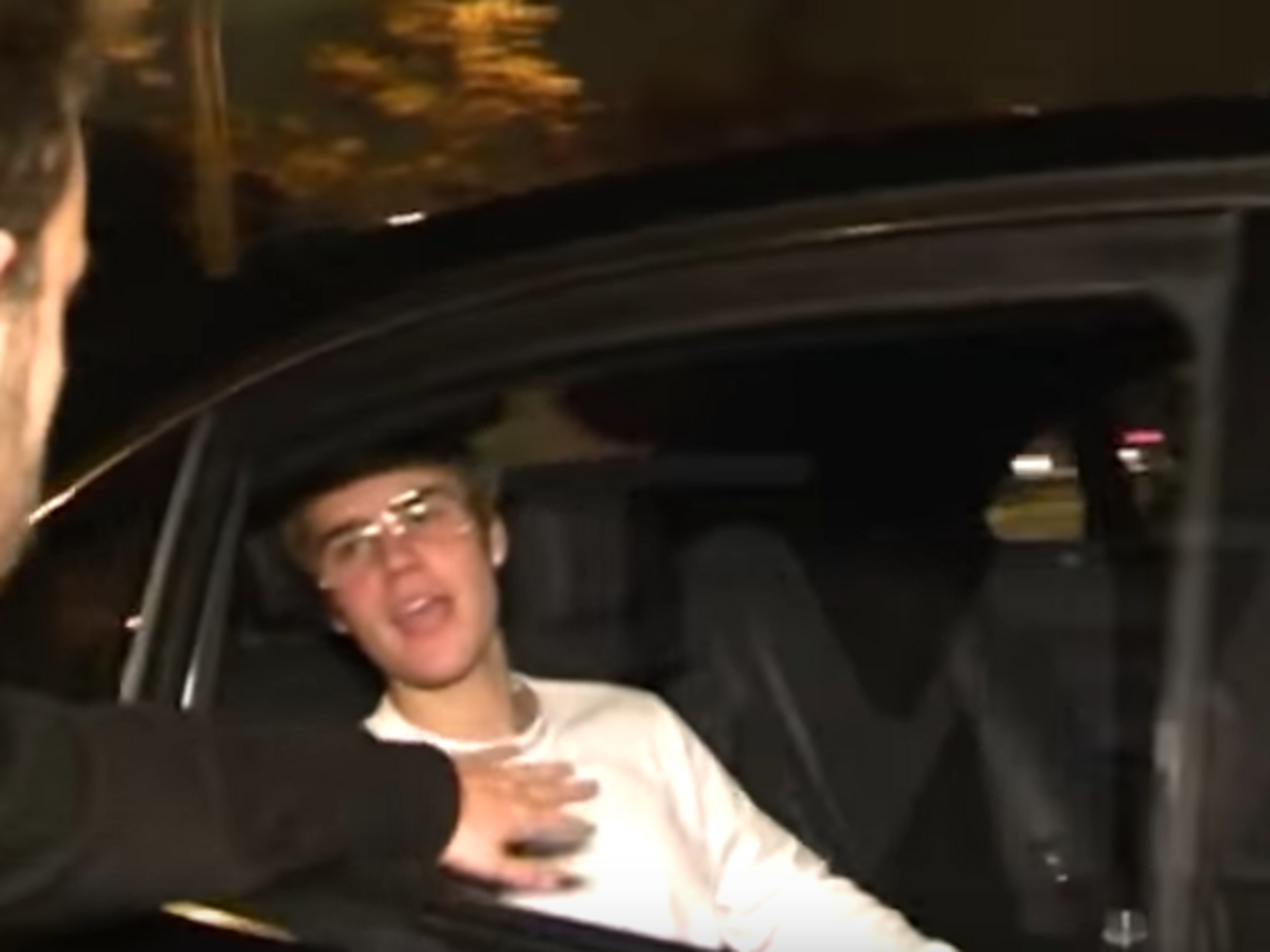 Фанат протянул руку к Биберу, сидящему в авто