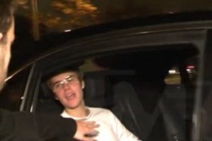 Фанат протянул руку к Биберу, сидящему в авто