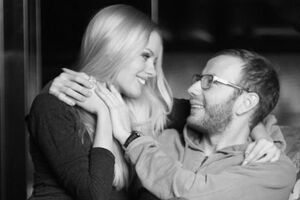 Денис Повалий показал полуобнаженную жену