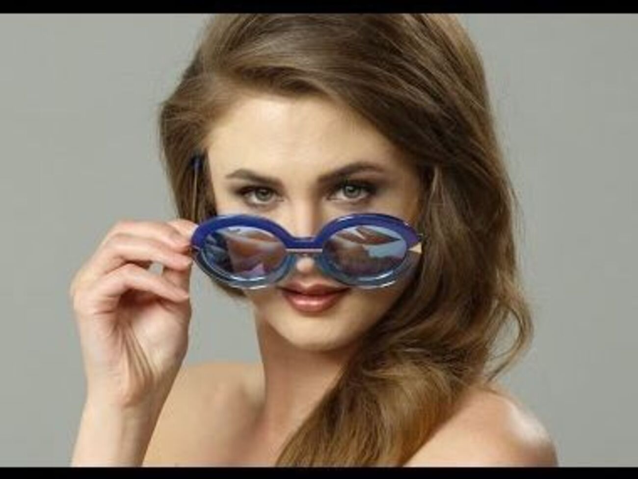 Модель показала типичные для француженок тренды в макияже и прическах