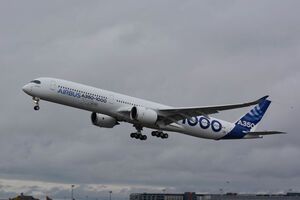 Самолет A350-1000 впервые поднялся в воздух