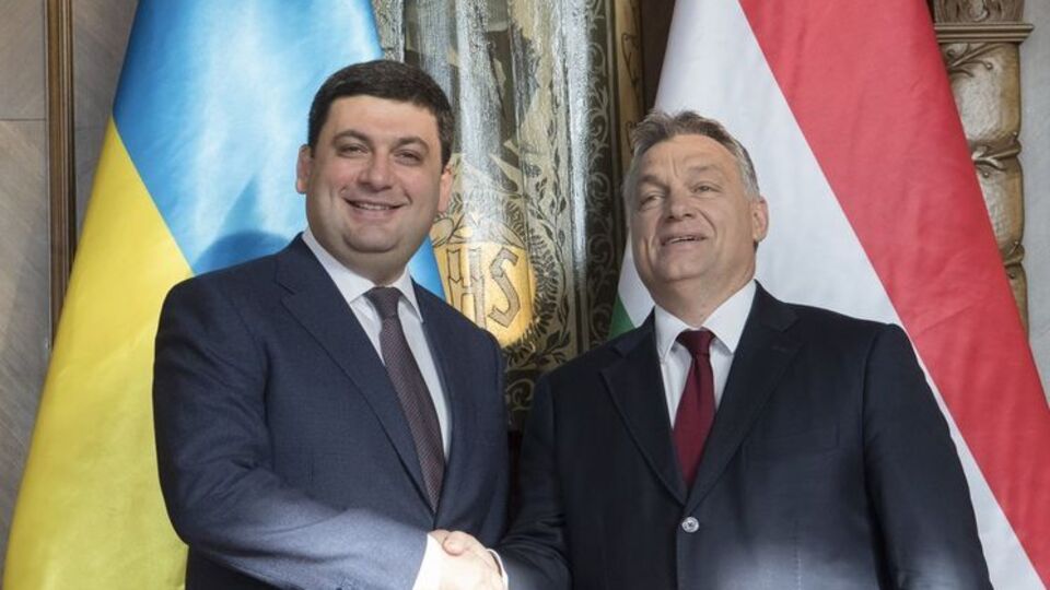 Венгрия решила отменить для украинцев плату за нацвизы