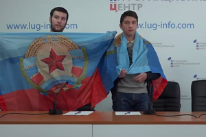 Жители Луганска Крамаренко и Украинский с флагом "ЛНР"