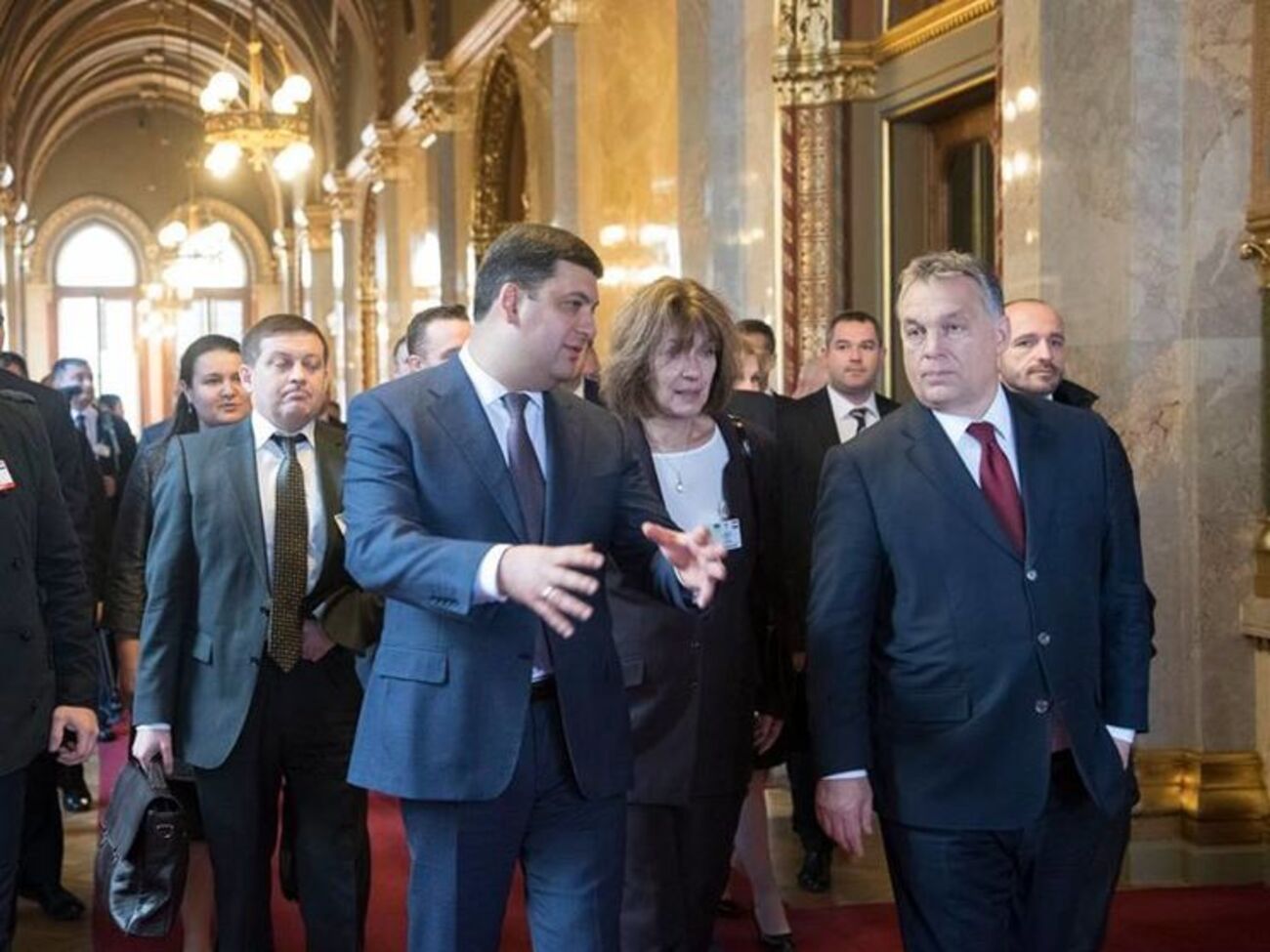 Гройсман заявил, что Украина может увеличить объем закупок реверсного газа у Венгрии