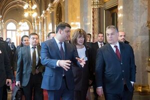 Гройсман заявил, что Украина может увеличить объем закупок реверсного газа у Венгрии