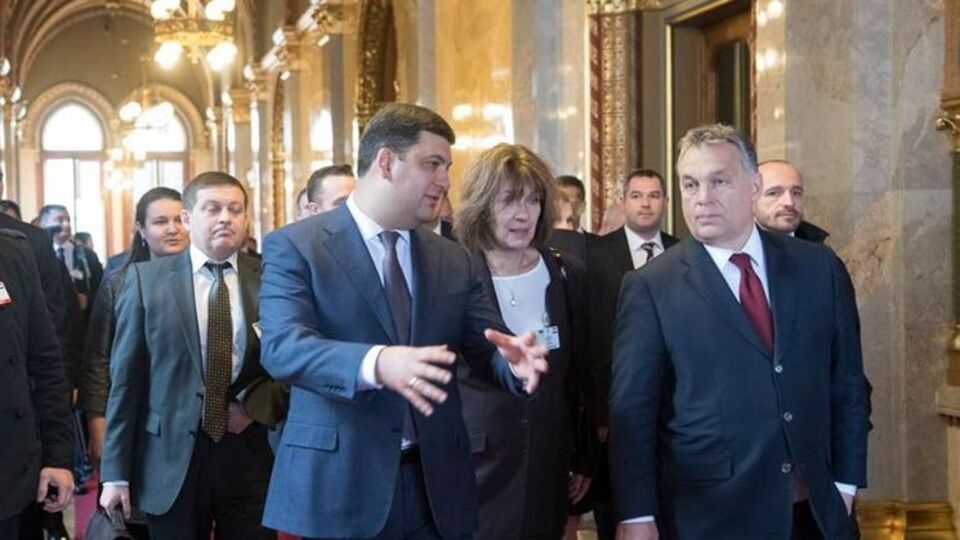 Гройсман заявил, что Украина может увеличить объем закупок реверсного газа у Венгрии