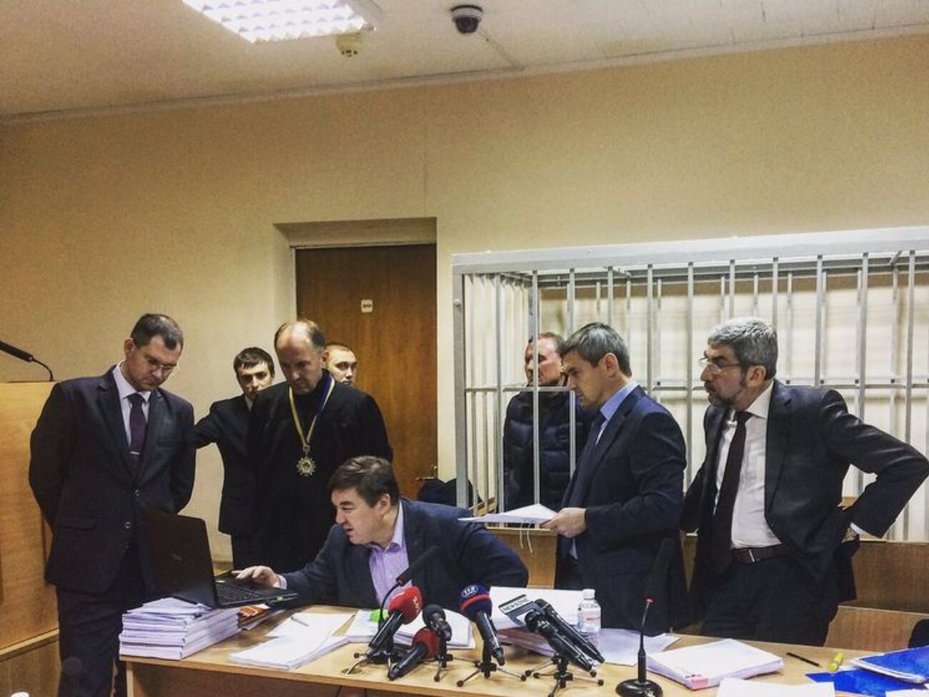 Суд оставил Ефремова под стражей
