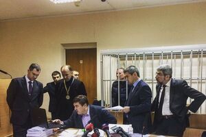 Суд оставил Ефремова под стражей