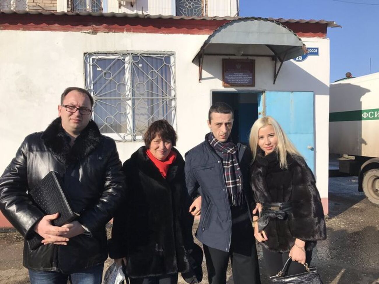 Джемилева встретили адвокат, мать и жена