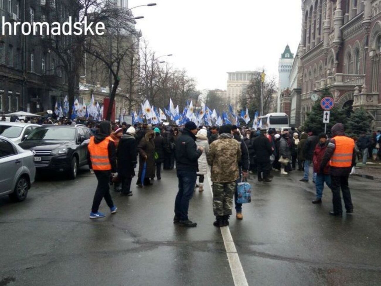Под зданием НБУ продолжаются митинги