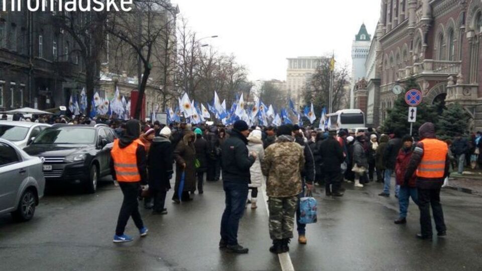 Под зданием НБУ продолжаются митинги