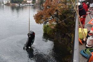 Автомобиль поднимали со дня озера
