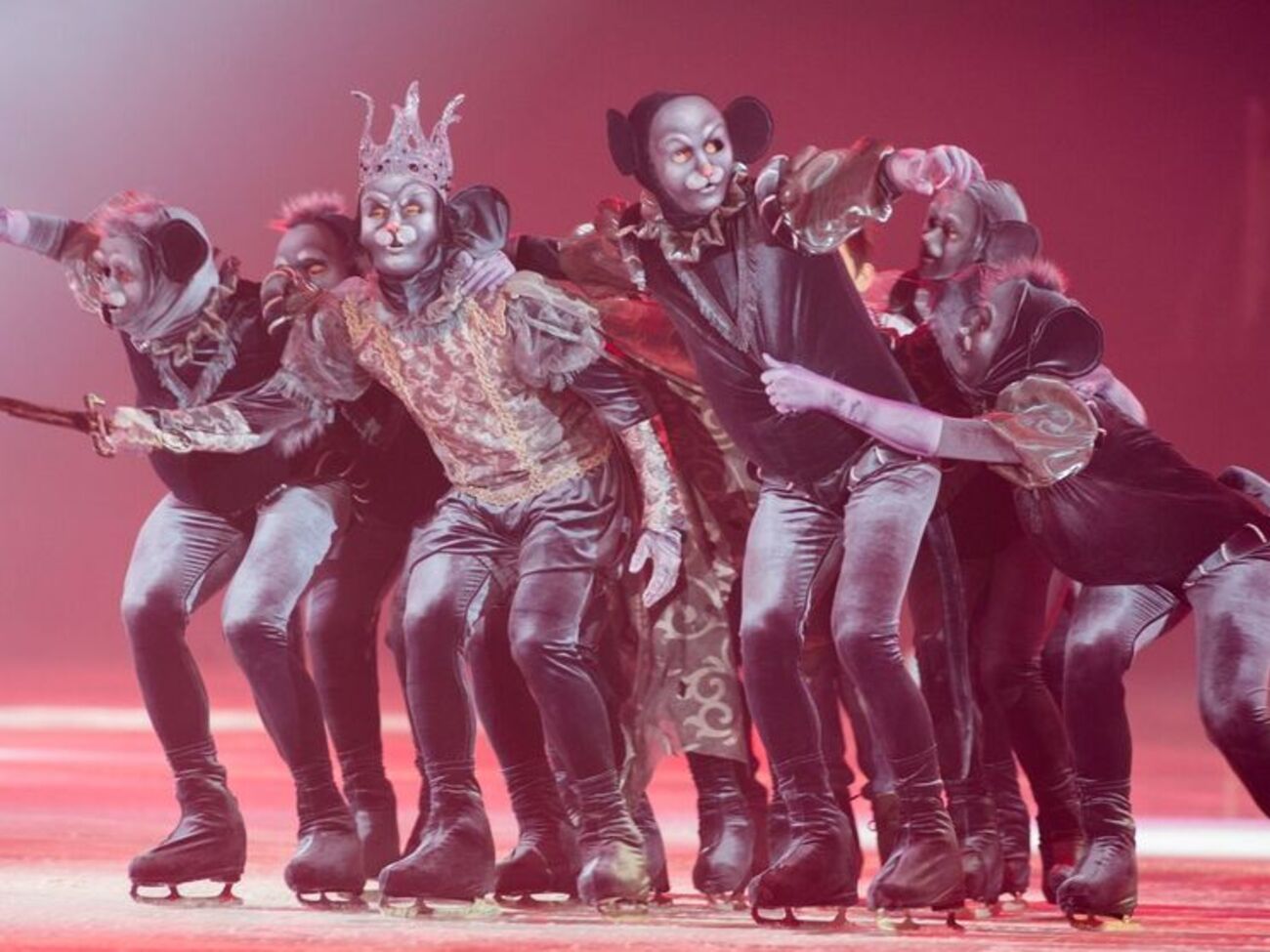 Специально для шоу пошили более 100 костюмов