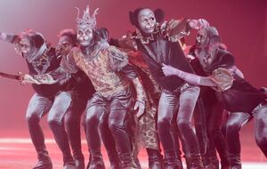 Специально для шоу пошили более 100 костюмов