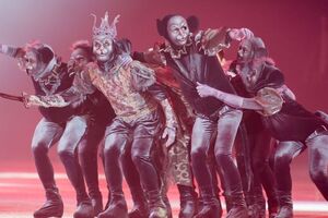 Специально для шоу пошили более 100 костюмов