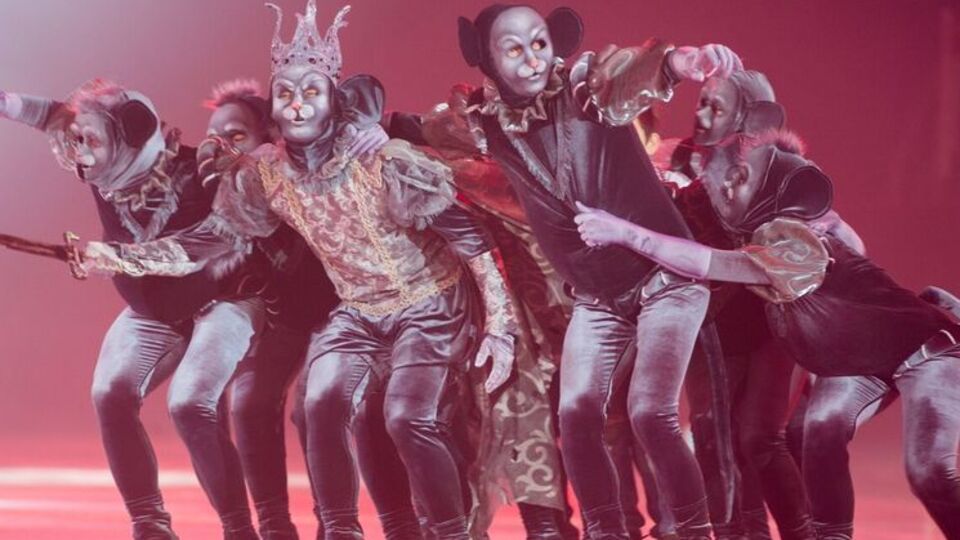 Специально для шоу пошили более 100 костюмов