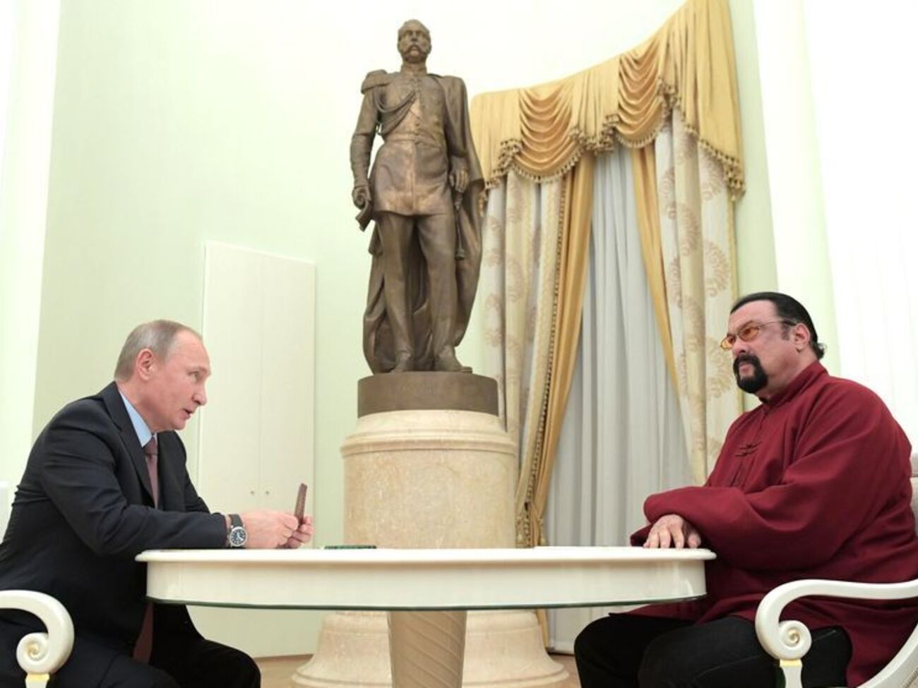 Путин вручил паспорт гражданина РФ Сигалу