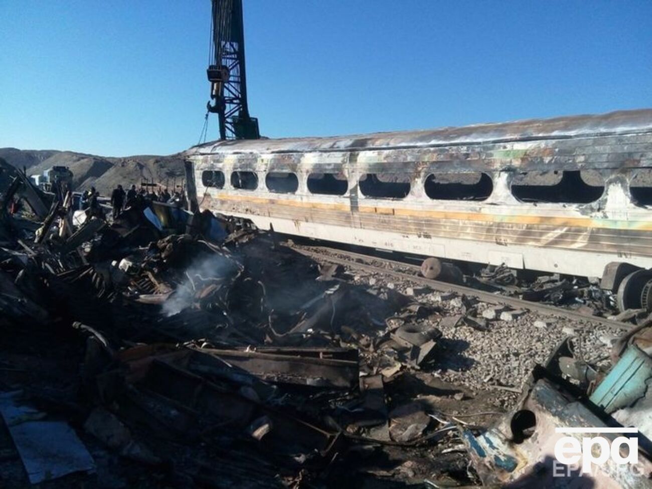 Вагоны после столкновения загорелись