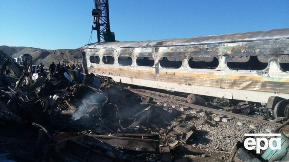 Вагоны после столкновения загорелись