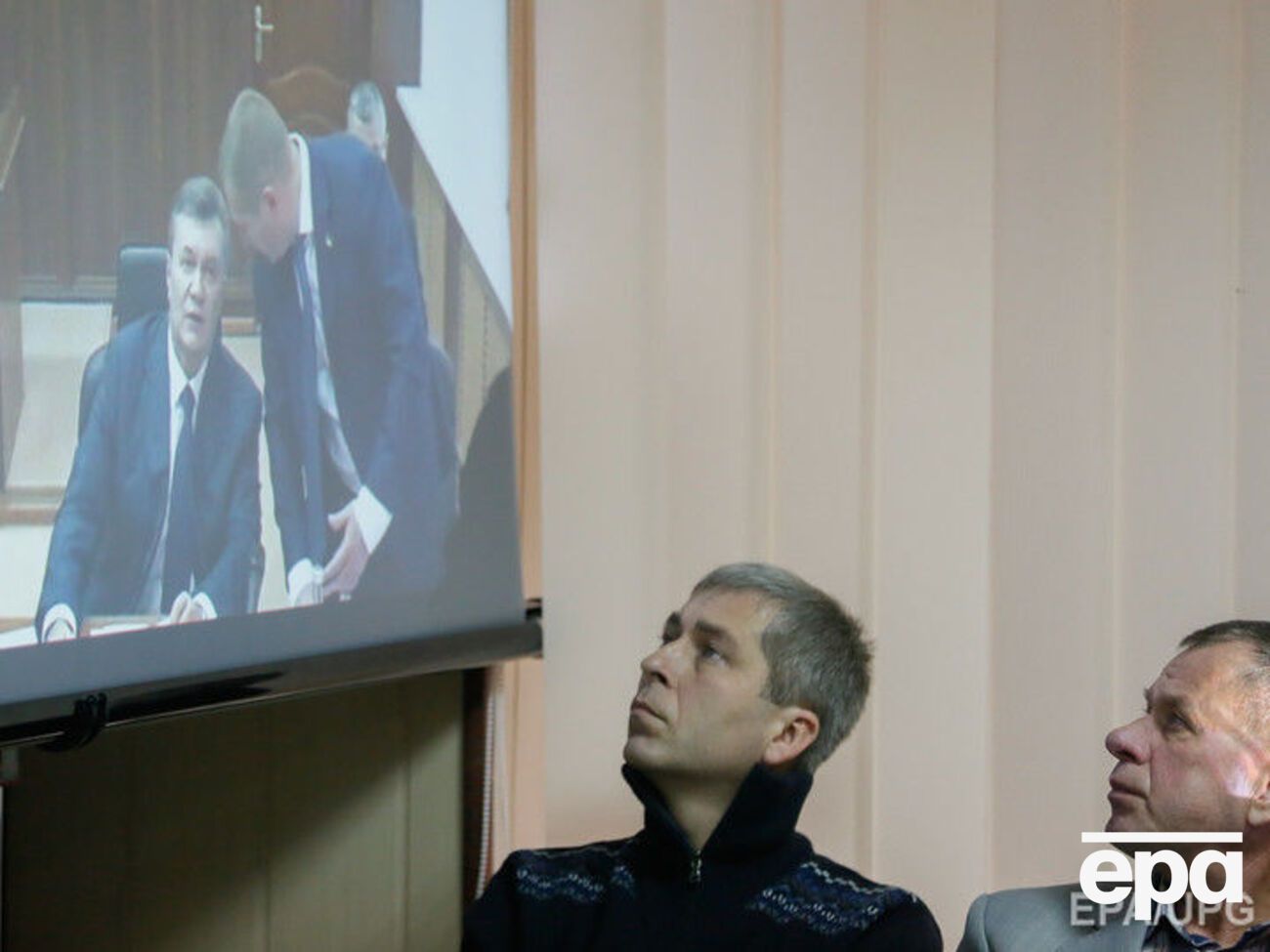 В Святошинском суде Киева наблюдают за Виктором Януковичем по видеоконференции