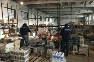 В полиции не уточнили, имеют ли эти обыски и изъятия отношение к инциденту, когда 69 человек в разных регионах Украины отравились суррогатным алкоголем