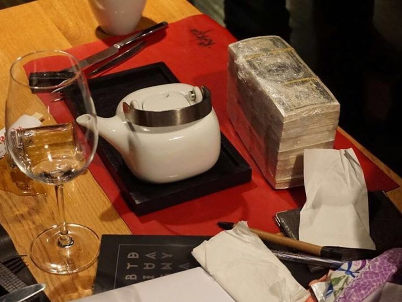 Чиновники задержаны во время получения взятки в $75 тысяч