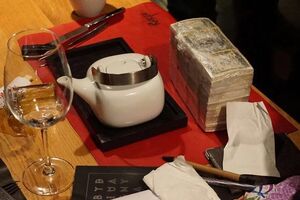 Чиновники задержаны во время получения взятки в $75 тысяч