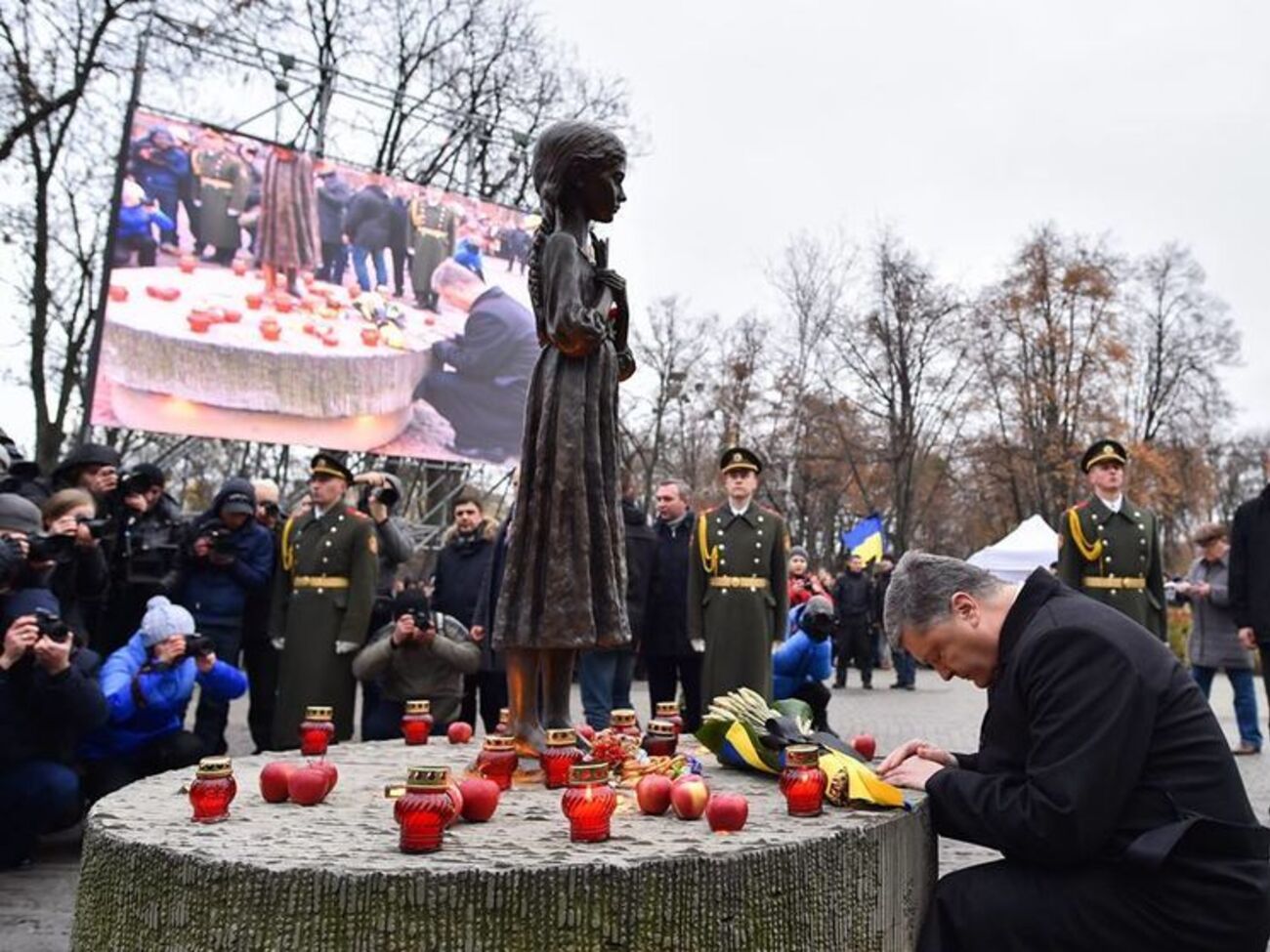 Порошенко:&nbsp;Миллионы украинцев были целенаправленно принесены в жертву Молоху голодной смерти