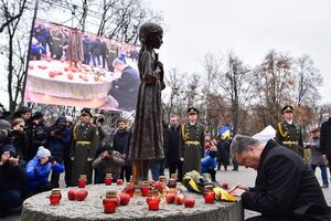 Порошенко: Миллионы украинцев были целенаправленно принесены в жертву Молоху голодной смерти