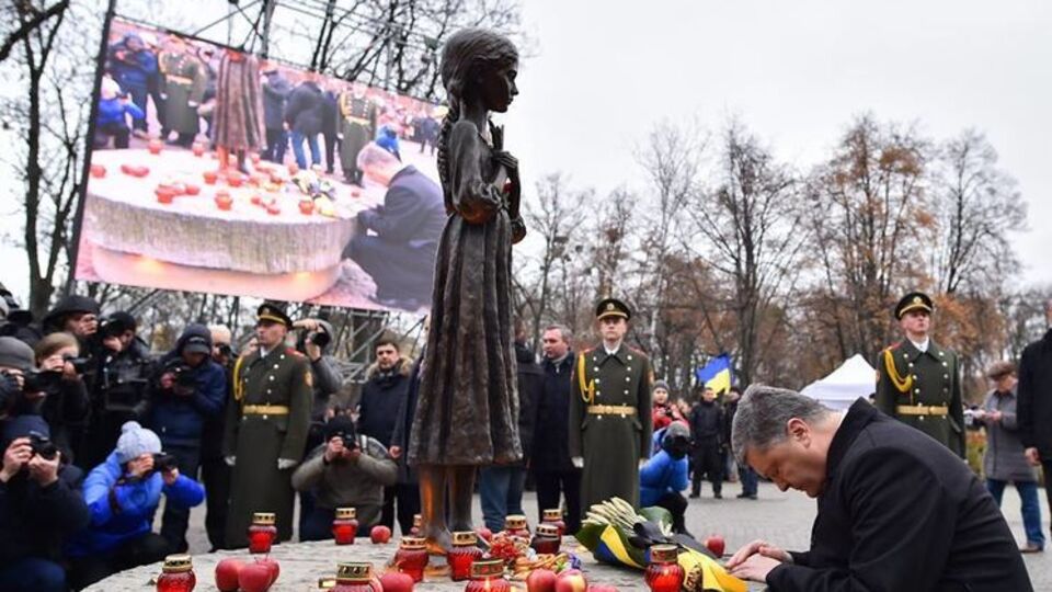 Порошенко: Миллионы украинцев были целенаправленно принесены в жертву Молоху голодной смерти
