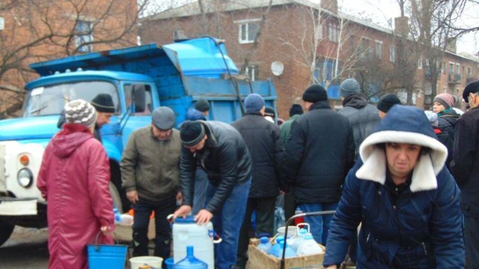 Сотрудники ГСЧС доставляют жителям Торецка техническую и питьевую воду