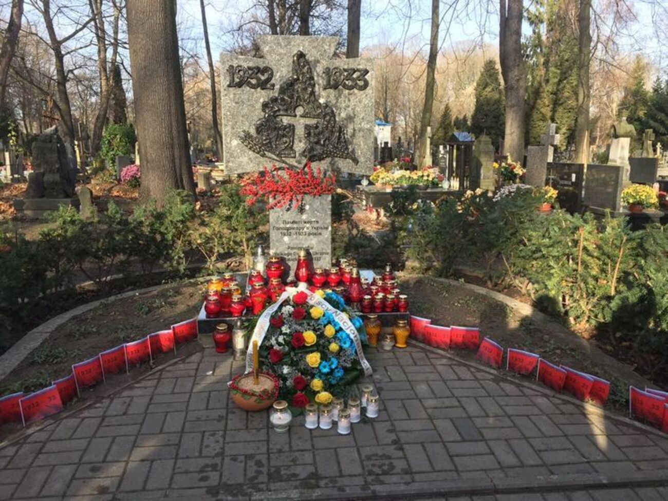 Украинцы в Варшаве возложили цветы и зажгли свечи у памятников жертв Голодомора